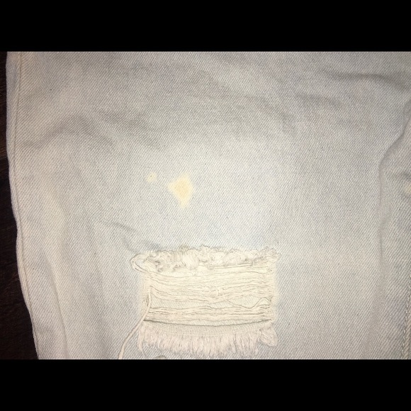 Woman’s forever 21 destroyed light wash jeans - Picture 2 of 4